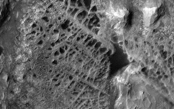外媒：NASA在火星发现“蜘蛛网”状岩石结构 或与外星生命有关-华闻时空