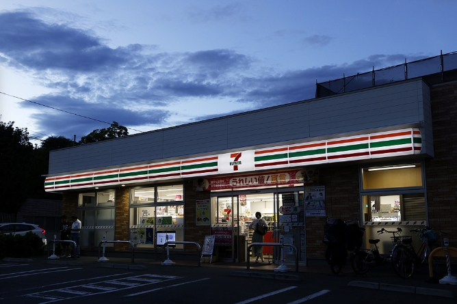 “在地区安全中承担重要角色”，5万多家日本便利店变身“安全站”-华闻时空