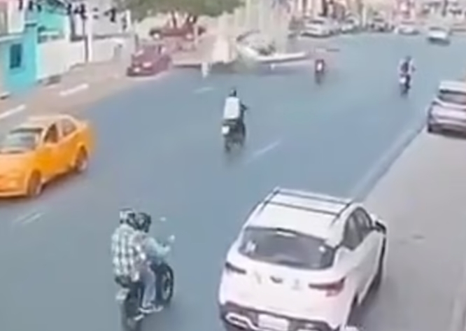 外媒：厄瓜多尔一小型军用飞机在街道上坠毁，致机上两人死亡-华闻时空