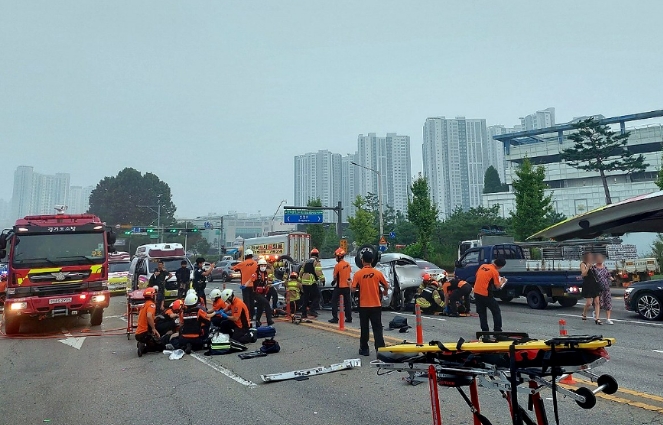 韩国一面包车与大巴车相撞致5人罹难，其中3人为中国籍，韩警方称涉事司机“为抢黄灯”-华闻时空