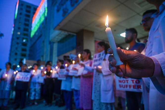 实习女医生惨遭奸杀！印度百万医生怒了-华闻时空