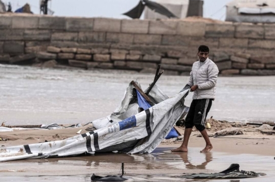 强风大雨侵袭 加沙地带上万帐篷被毁 流离失所者生活艰难-华闻时空